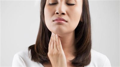 سبب جفاف الحلق رغم شرب الماء.. 4 عوامل محفزة وعلامات خطر احذرها