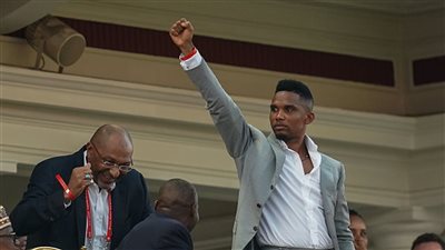 أزمة جديدة بطلها صامويل إيتو.. شجار واشتباك ينتهي بإقالة غريبة (فيديو)