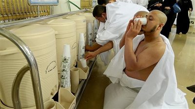 فوائد ماء زمزم العلاجية.. لماذا يسعى الحاج والمعتمر إلى الاستفادة منه؟