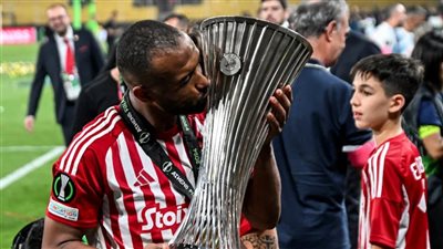 بسبب زجاجة خمر.. موقف رائع من أيوب الكعبي بعد التتويج بدوري المؤتمر الأوروبي