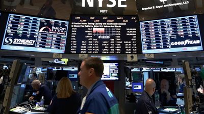 الإثنين الأسود.. خبير اقتصادي يكشف أسرار انهيار البورصات العالمية ونزيف أسواق المال