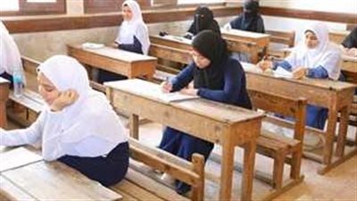 بدء اللجنة الأولى لطلاب الثانوية الأزهرية القسم الأدبي بمادة الفقه