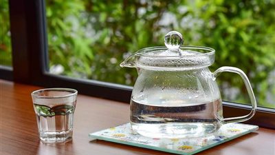 هل شرب الماء الساخن على الريق يخفض الوزن؟