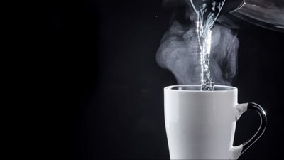 شرب الماء الساخن للتخسيس.. هل هو مفيد؟