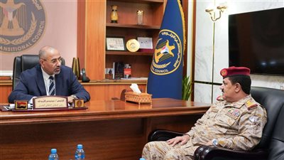 نائب رئيس مجلس القيادة الرئاسي باليمن يطّلع من وزير الدفاع ببلاه على مستجدات الأوضاع الميدانية بجبهات القتال 