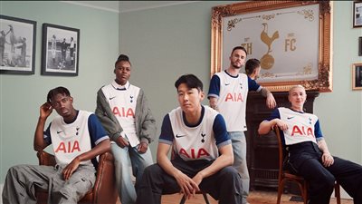 بوجود ديك.. توتنهام يكشف عن قميصه الجديد (فيديو)