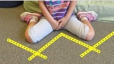 مخاطر جلوس الطفل في وضعية 