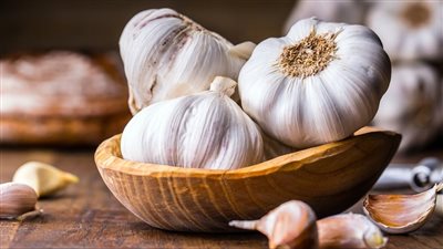 فوائد الثوم وأضراره على المعدة.. 4 منافع شرط عدم الإفراط