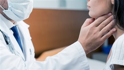 الفرق بين فرط نشاط الغدة الدرقية وقصورها.. اعرف الأسباب والأعراض