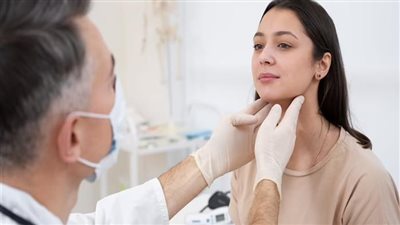 علاج الغدة الدرقية الخاملة والنشطة.. متى يكون الاستئصال الجراحي مطلوب؟