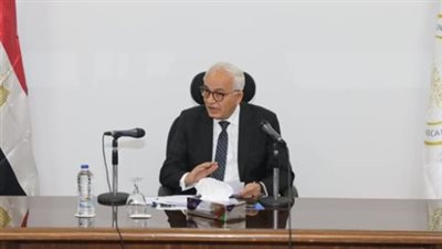 رضا حجازي يتابع انطلاق امتحانات الثانوية من داخل غرفة العمليات