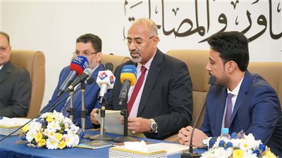  نائب رئيس مجلس القيادة الرئاسي باليمن يدشن أعمال الاجتماع العام الثاني لهيئة التشاور والمصالحة (صور)