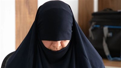 أرملة أبو بكر البغدادي تكشف تفاصيل حياتها في مقابلة نادرة