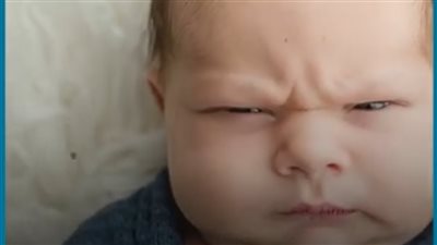 الطفل العابس يجتاح مواقع التواصل.. ما قصة 