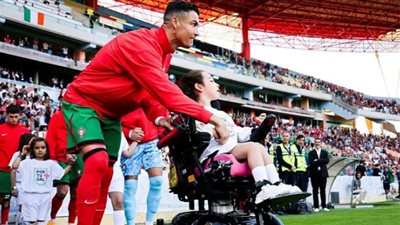 لقطة إنسانية لـ كريستيانو رونالدو مع طفلة من المعاقين تخطف الأنظار (صور)