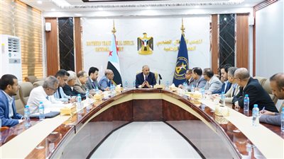 الزُبيدي يشدد على سرعة تنفيذ المصفوفة المنبثقة عن الاجتماع الاستثنائي لمجلس الوزراء ببلاده (صور)