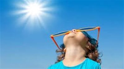 إسعافات ضربة الشمس عند الأطفال.. تبريد الجسم أهمها