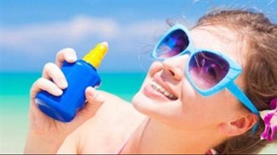 كيفية اختيار واقي الشمس المناسب للبشرة.. مواصفاته قبل الخروج في إجازة العيد