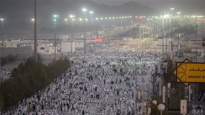 ضيوف الرحمن يتوافدون إلى صعيد عرفات لأداء الحج (صور)