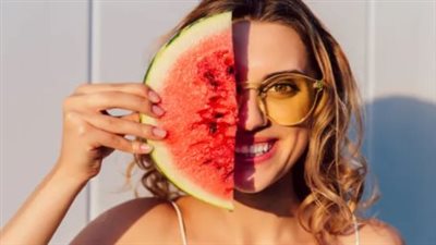 ماسك البطيخ للترطيب والنضارة.. فرحي بشرتك في العيد