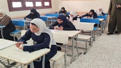  بدء اللجنة الأولى لطلاب الثانوية الأزهرية القسم العلمى