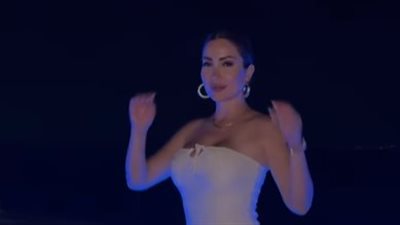 إطلالة ملفتة ومميزة من اليونان.. نسرين طافش تتصدر التريند (صور وفيديو)