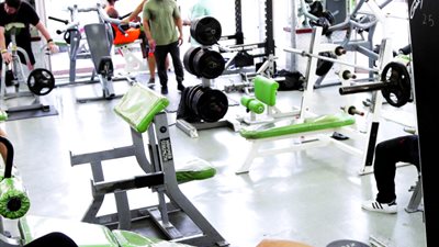 أخصائي يقدم قواعد التدريب الصحى داخل الجيم