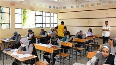 لجان امتحانات الثانوية العامة 2024 تتسلم كراسات أسئلة اللغة الأجنبية الثانية