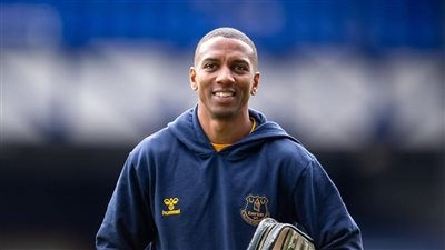 رسميًا.. إيفرتون ‎يعلن تمديد عقد آشلي يونج لموسم إضافي