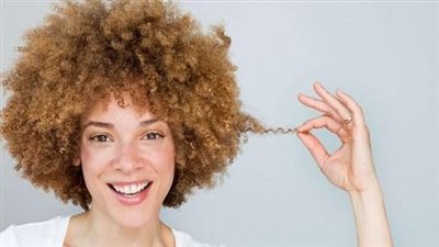 علاج الشعر المجعد بـ 6 خطوات منزلية.. تمتعي بشعر ناعم