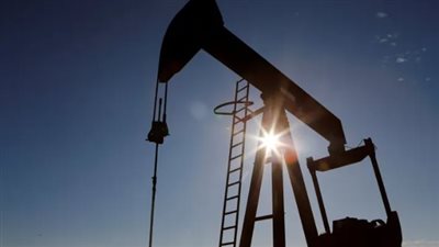 ما هي أسباب انخفاض الأسعار الآجلة للنفط؟