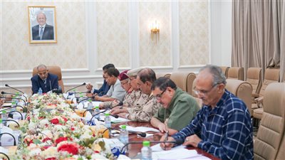 الزُبيدي يؤكد على أهمية تكثيف الجهود والتنسيق بين مختلف الأجهزة الأمنية والوحدات العسكرية (صور)