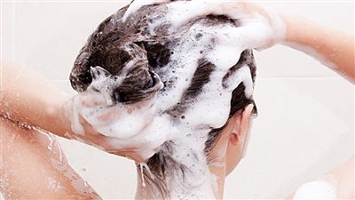 كيفية اختيار الشامبو المناسب للشعر الجاف والدهني.. 7 نصائح مهمة