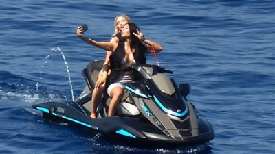 كيم كارداشيان بالبيكيني على متن يخت ضخم في اليونان (صور)