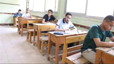 لجان الثانوية العامة 2024 تتسلم كراسات أسئلة اللغة الأولى استعدادا للامتحان