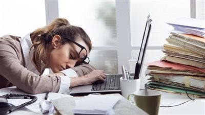 أسباب وعلاج النعاس المفرط أثناء النهار.. 4 عوامل محفزة على النوم