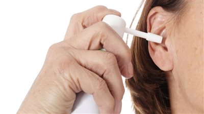 إزالة شمع الأذن في البيت بـ 5 طرق آمنة 