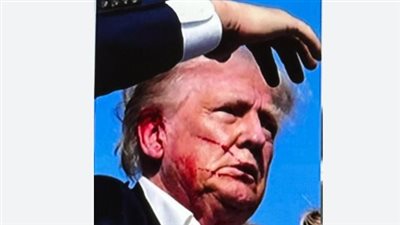  لقطات مصور تكشف حجم إصابة ترامب فى وجهه بعد إطلاق نار أمام تجمع انتخابى