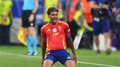 لامين يامال يكتب تاريخا جديدا لكرة القدم.. كسر رقم بيليه القياسي بعد 66 عامًا