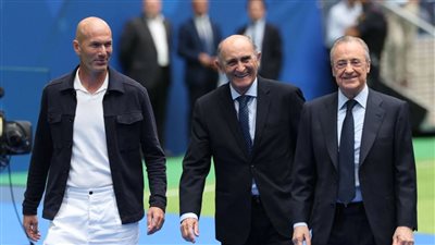 زيدان يتصدر أساطير ريال مدريد في حفل تقديم كيليان مبابي 