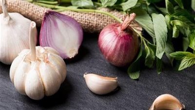 فوائد وأضرار الثوم.. مضاد حيوي طبيعي ولكن احذر 7 آثار جانبية