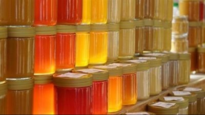 أنواع العسل الأبيض ومدة صلاحيته.. الفرق بين عسل مانوكا وعسل البرسيم 