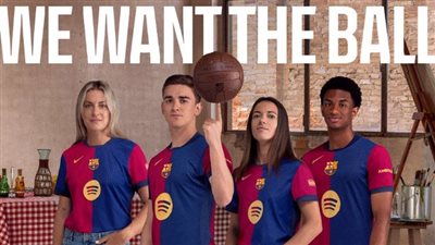 برشلونة يكشف قميصه الجديد احتفالا بمرور 125 عاما (صور)