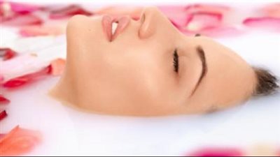 كيفية استعمال ماء الورد للوجه.. 7 منافع لبشرة مرطبة طبيعيًا