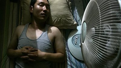 مزايا النوم تحت المروحة ونصائح لتجنب الأضرار 