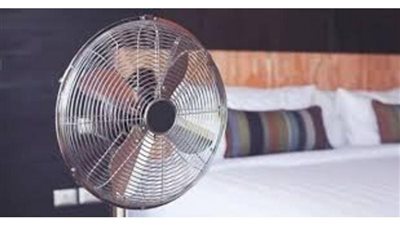 مخاطر النوم تحت المروحة في الصيف