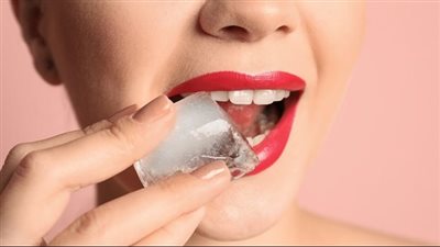 أضرار مضغ الثلج على الأسنان.. احذر 5 مخاطر وخيمة