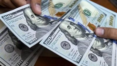 الدولار يتأرجح بسبب احتمالات خفض أسعار الفائدة