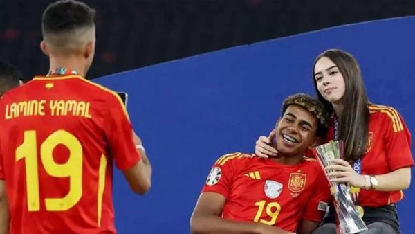أول ظهور علني في احتفالات اليورو.. من هي صديقة لامين يامال؟
