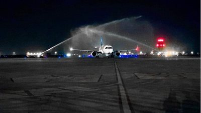 مطار الفجيرة يستقبل أولى رحلات مصر للطيران واستقبالها برش المياة